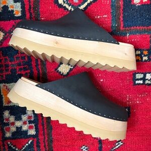 Bryr Chonk Clogs in Coal Nubuck 39/9